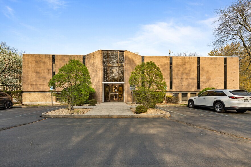 More Photos Of 19 Squadron Blvd, New City Office For Lease