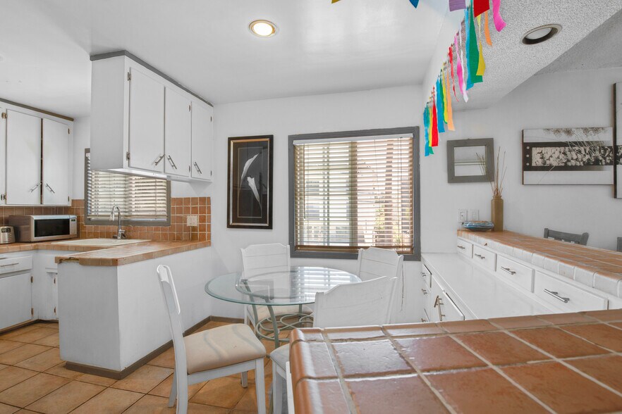 More Photos Of 939 Larrabee St, West Hollywood Apartments For Sale