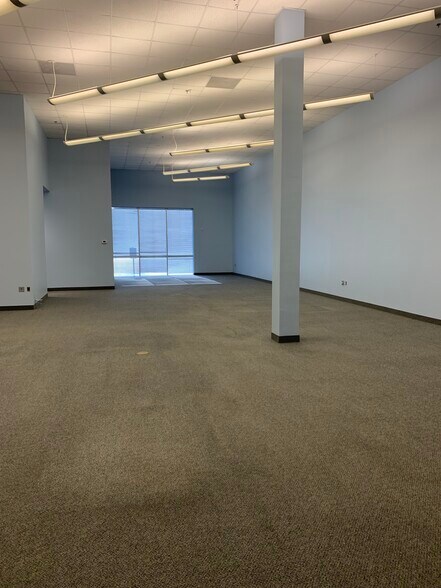 More Photos Of 1955 Lakeway Dr, Lewisville Showroom For Lease