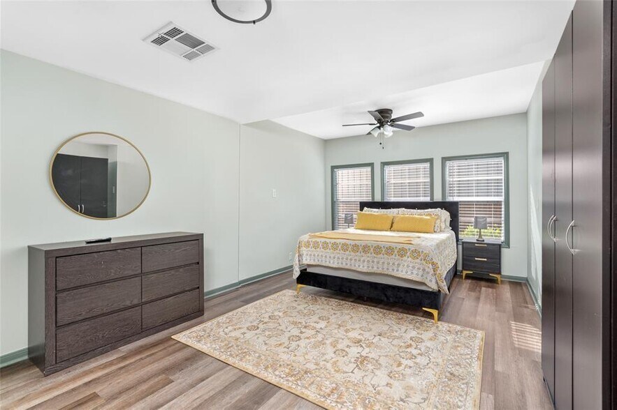 More Photos Of 1118 W 21st St, Houston Office For Sale