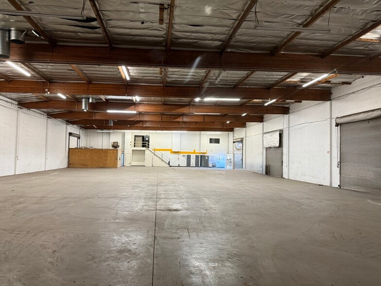 More Photos Of 7535 Woodman Pl, Van Nuys Warehouse For Lease