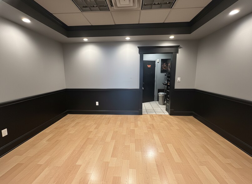 More Photos Of 123-127 Merrick Rd, Amityville Storefront For Lease