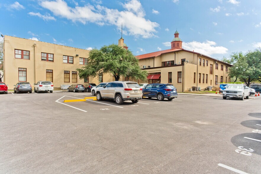 More Photos Of 131 E Exchange Ave, Fort Worth Office Residential For Lease