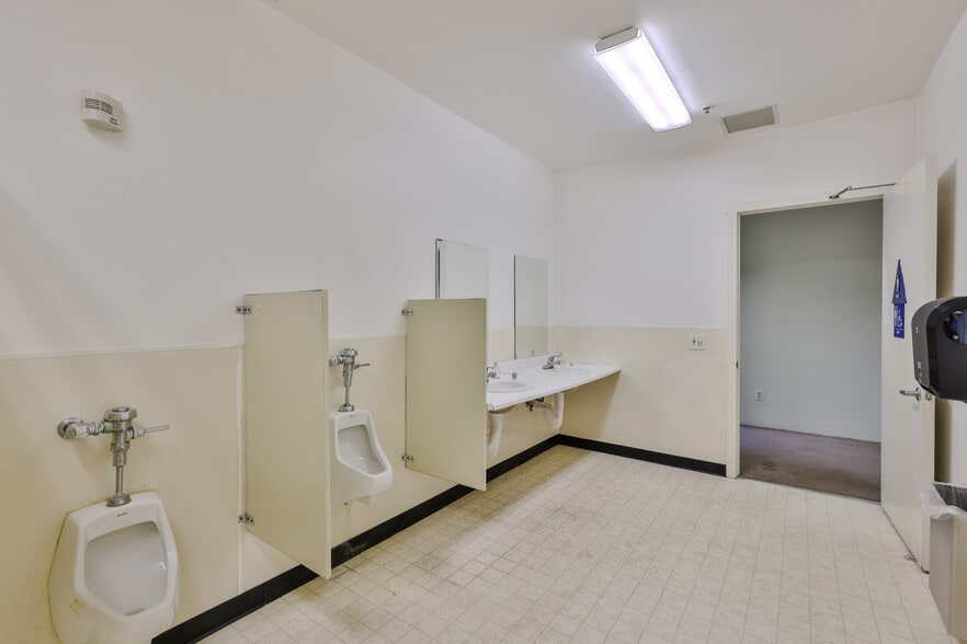 More Photos Of 400 E 4th St, Santa Ana General Retail For Lease