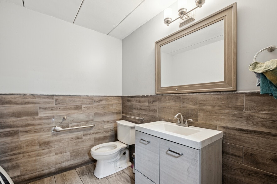 More Photos Of 3438-3446 Snelling Ave S, Minneapolis Distribution For Lease