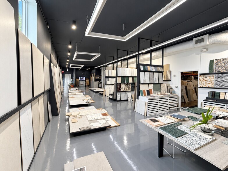 More Photos Of 261 NW 71st St, Miami Showroom For Sale