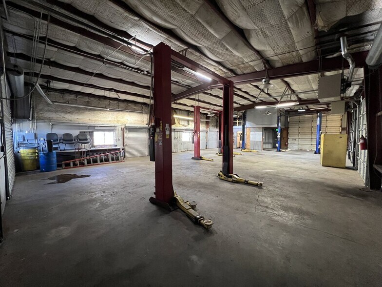 More Photos Of 108 Schilling St, Baytown Warehouse For Lease