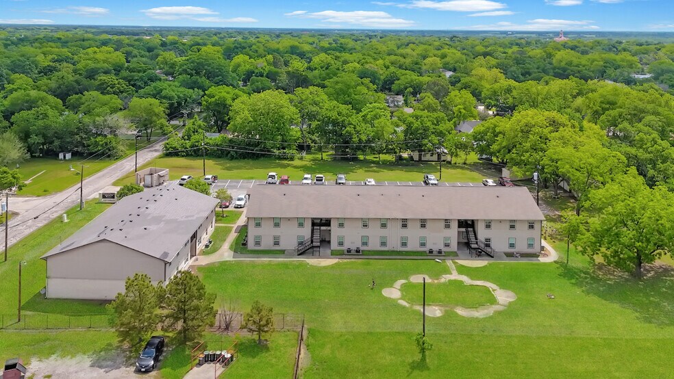 More Photos Of 1201 W 10th St, Bonham Apartments For Sale