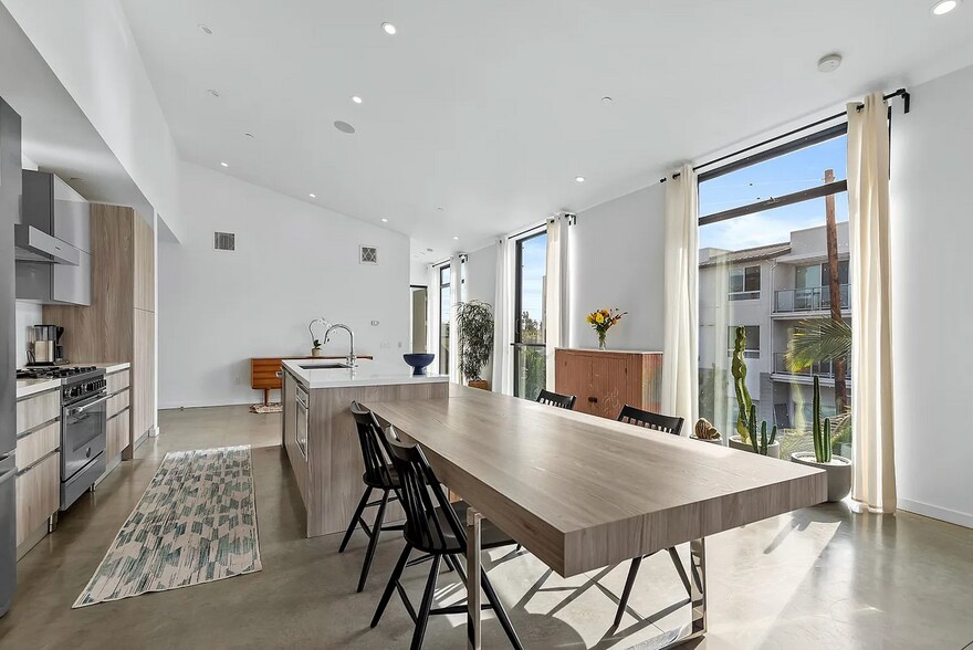 More Photos Of 540-542 Rose Ave, Venice Storefront Retail Residential For Sale