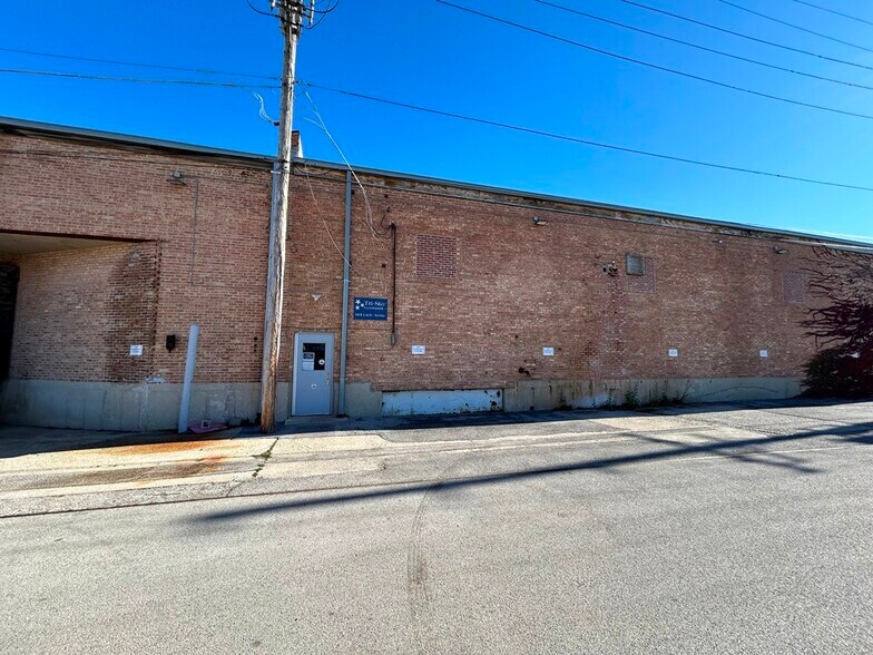More Photos Of 1401 S Circle Ave, Forest Park Warehouse For Sale