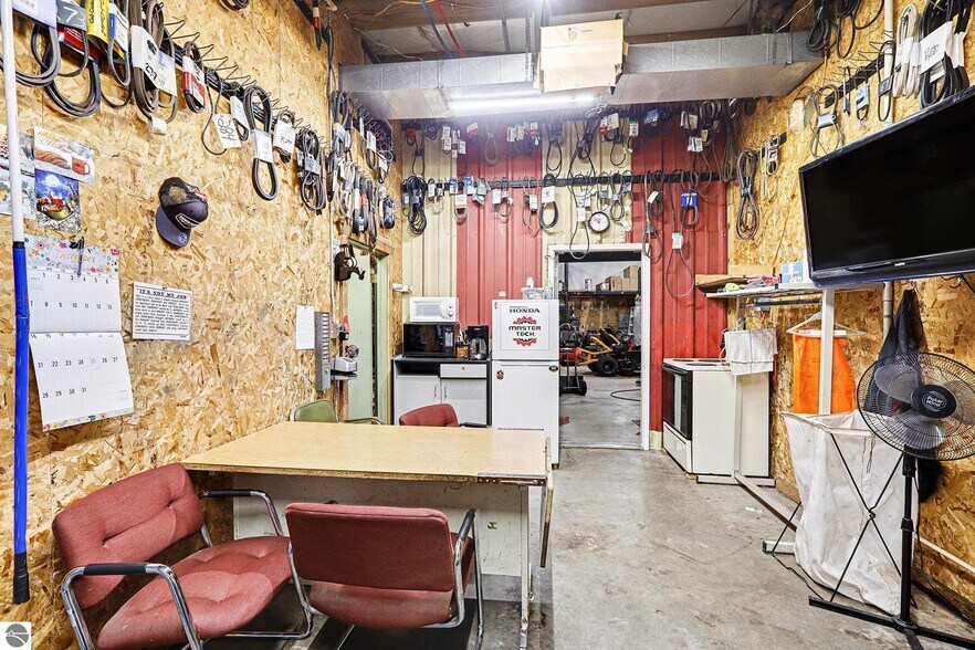 More Photos Of 414 S Mitchell St, Cadillac General Retail For Lease