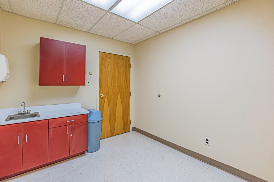 More Photos Of 35-37 Progress St, Edison Medical For Sale