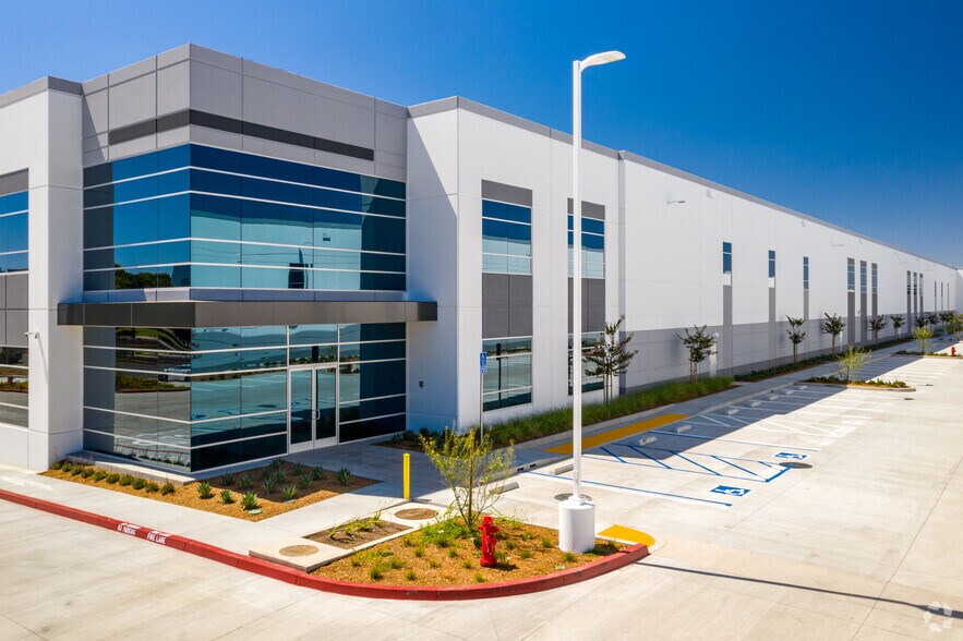 More Photos Of 650 E Dyer Rd, Santa Ana Warehouse For Lease