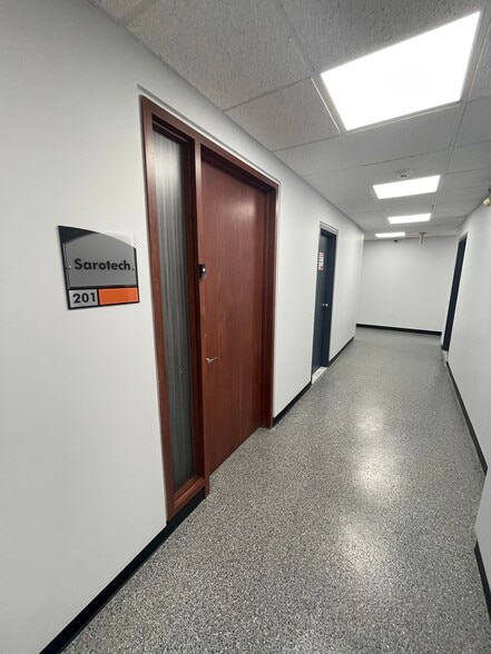 More Photos Of 3858-3870 Notre-Dame, Laval Office For Sale