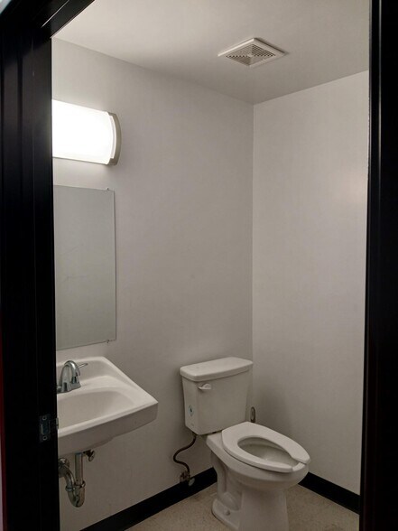 More Photos Of 1972-1996 W Del Amo Blvd, Torrance Warehouse For Lease