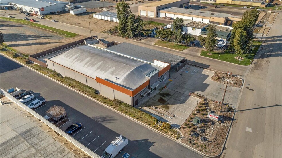 More Photos Of 10417 W Goshen Ave, Visalia Warehouse For Lease