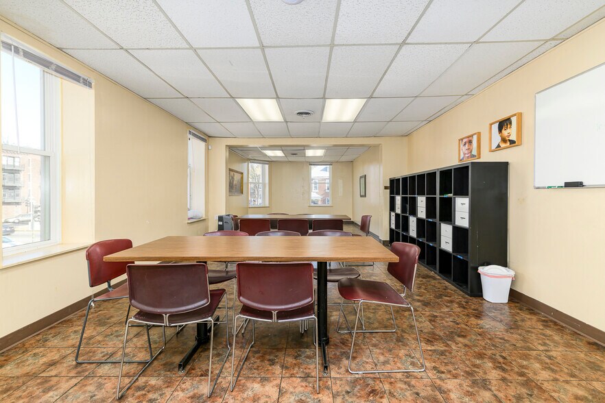 More Photos Of 4019 S Grand Blvd, Saint Louis Flex For Sale