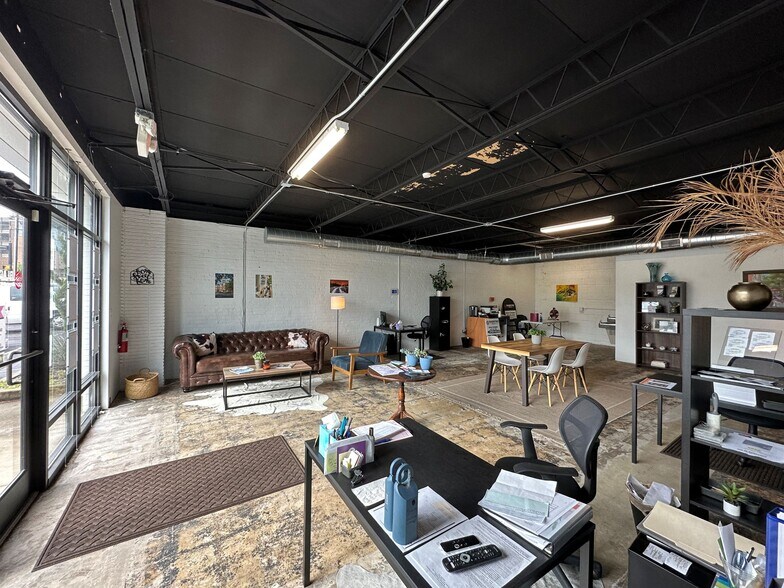 More Photos Of 19-27 Mohawk Dr, Greenville General Retail For Lease