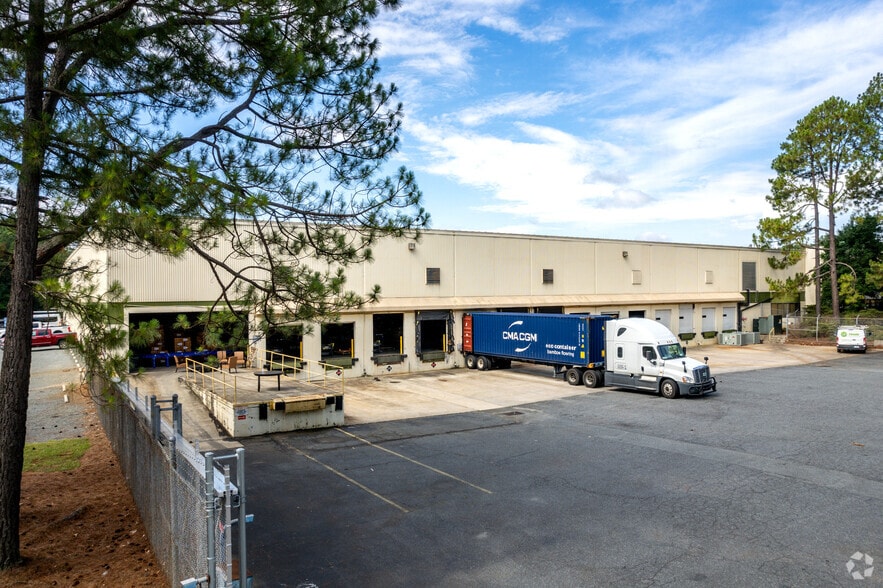 More Photos Of 13201 W Reese Blvd, Huntersville Warehouse For Lease