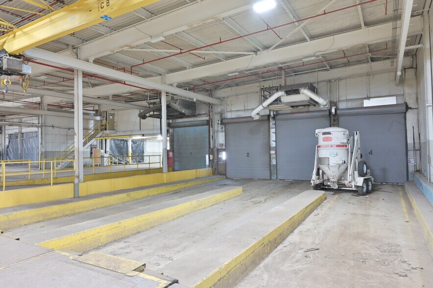 More Photos Of 325 Buffalo St, Franklin Warehouse For Lease