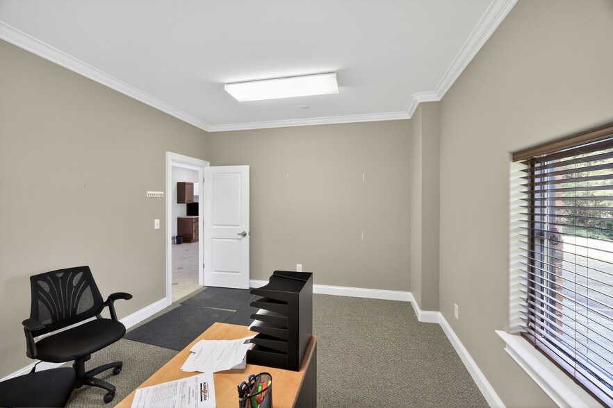 More Photos Of 215 Peddycord Park Ct, Kernersville Warehouse For Lease