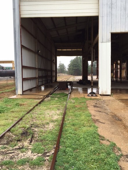 More Photos Of 220 Progress Blvd, Longview Warehouse For Lease