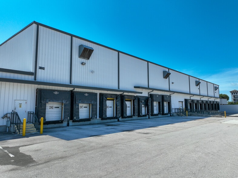 More Photos Of 3843 Ironbridge Blvd, Fort Myers Distribution For Lease