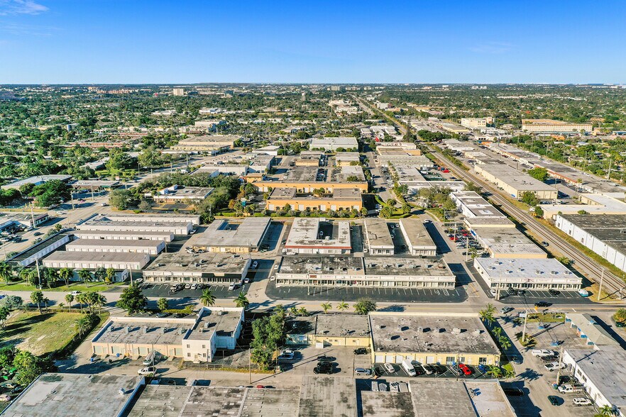 More Photos Of 959 NE Floranada Rd, Oakland Park Showroom For Lease