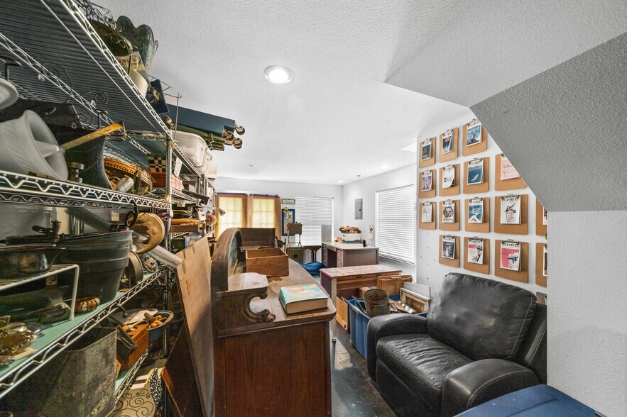 More Photos Of 209 S Main St, Lindale Loft Creative Space For Sale