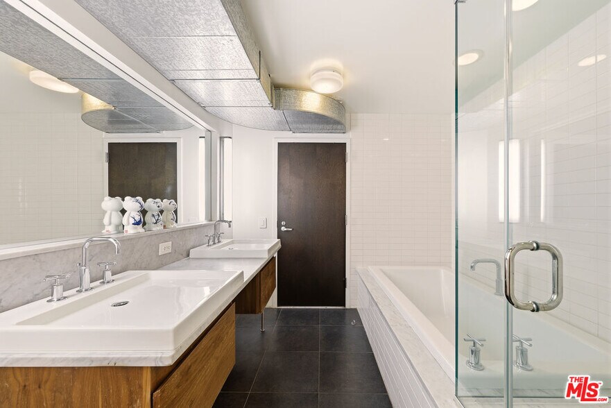 More Photos Of 1046 Princeton #108 dr, Marina Del Rey Office For Sale
