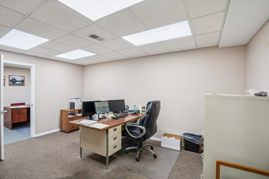 More Photos Of 2721 SW 30th St, Des Moines Office For Sale