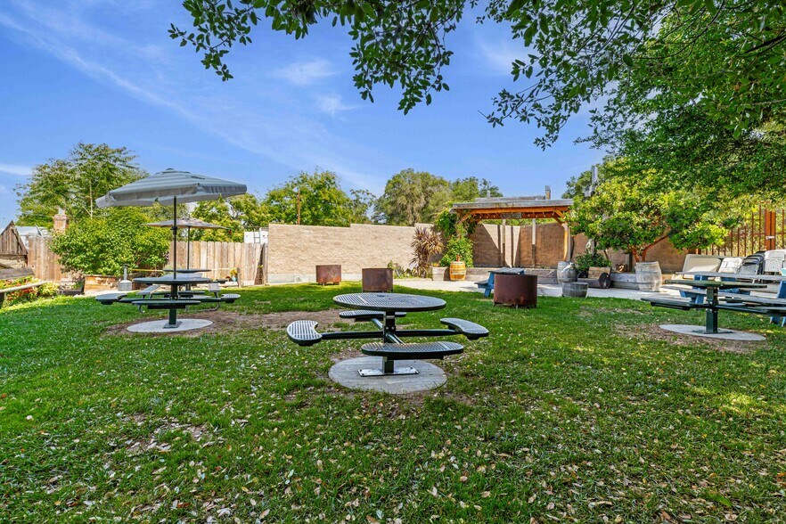 More Photos Of 30048 Yosemite Blvd, La Grange Bar For Sale