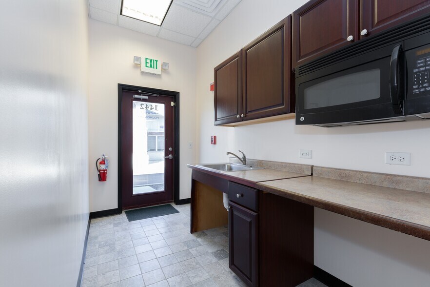 More Photos Of 1446 Merchant Dr, Algonquin Medical For Sale