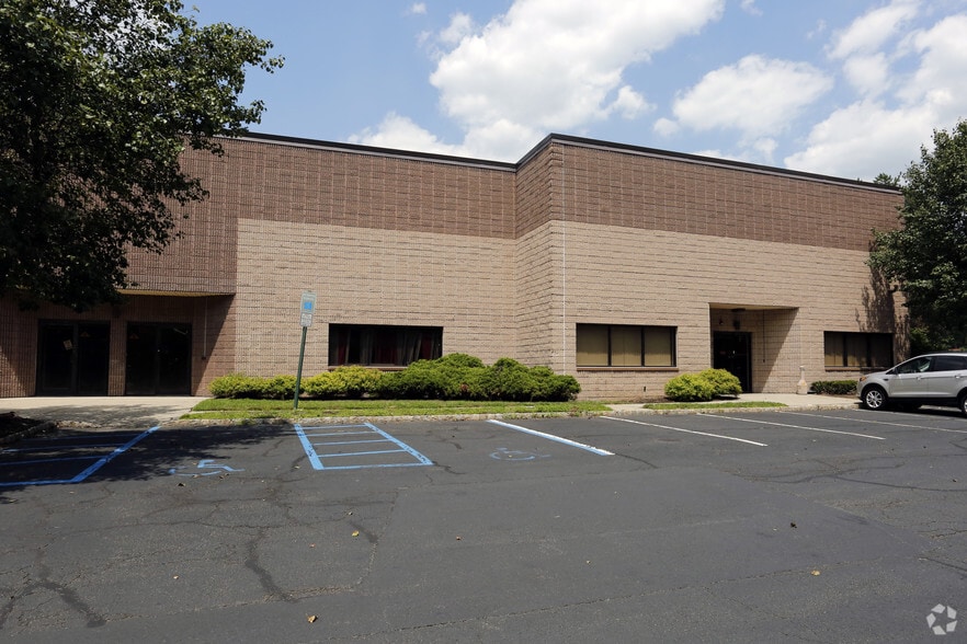 More Photos Of 600 Ryerson Rd, Lincoln Park Warehouse For Lease