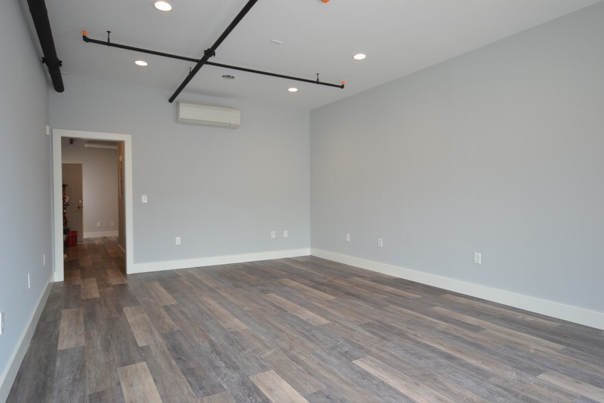 More Photos Of 16 Windmill Ln, Southampton Storefront Retail Residential For Lease