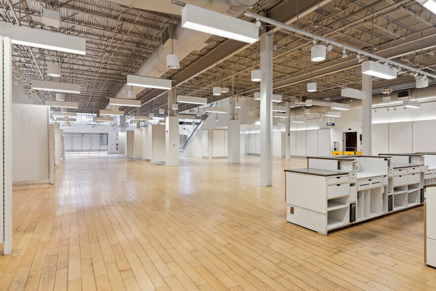 More Photos Of 1510 Walnut St, Philadelphia Storefront For Lease