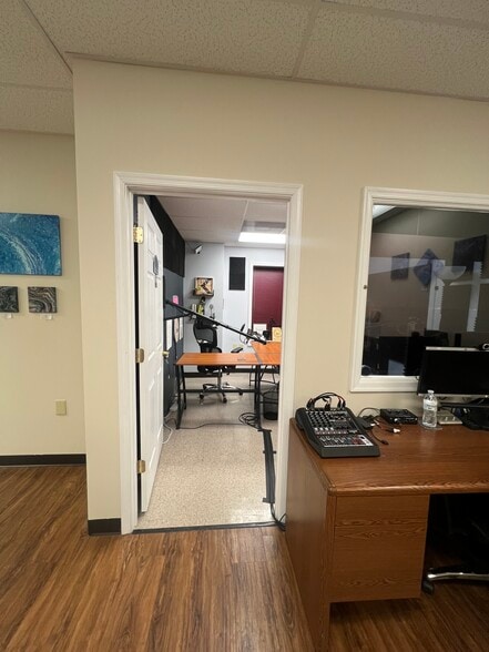 More Photos Of 161 Prosperity Dr, Winchester Showroom For Lease