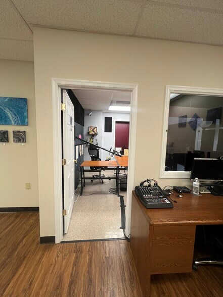 More Photos Of 161 Prosperity Dr, Winchester Showroom For Lease