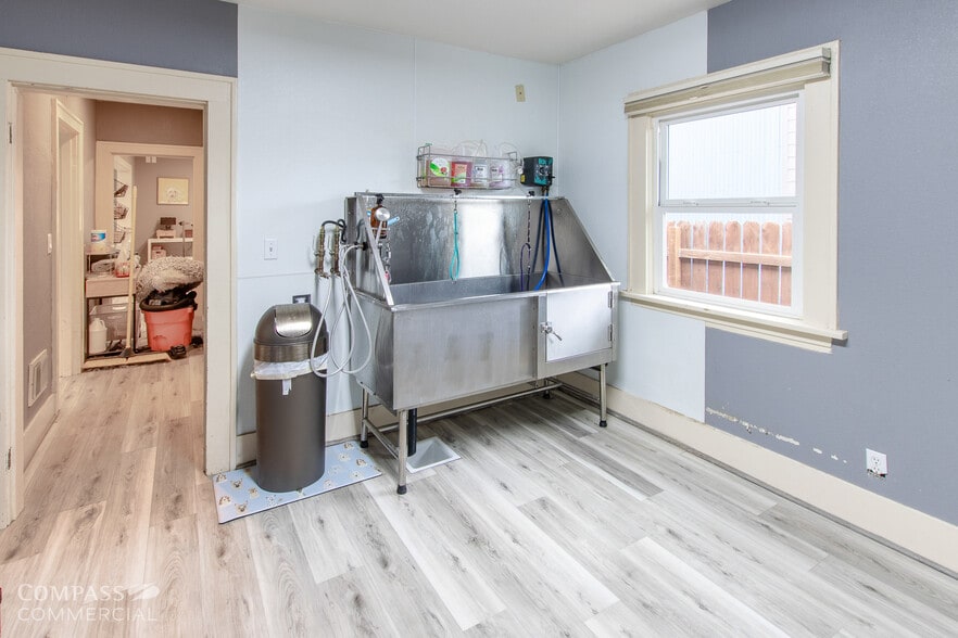 More Photos Of 721 SW 10th St, Redmond General Retail For Sale