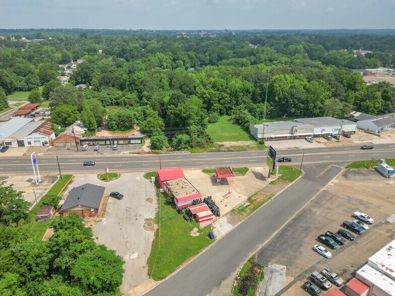 More Photos Of 300 W Pinecrest Dr, Marshall Auto Repair For Sale