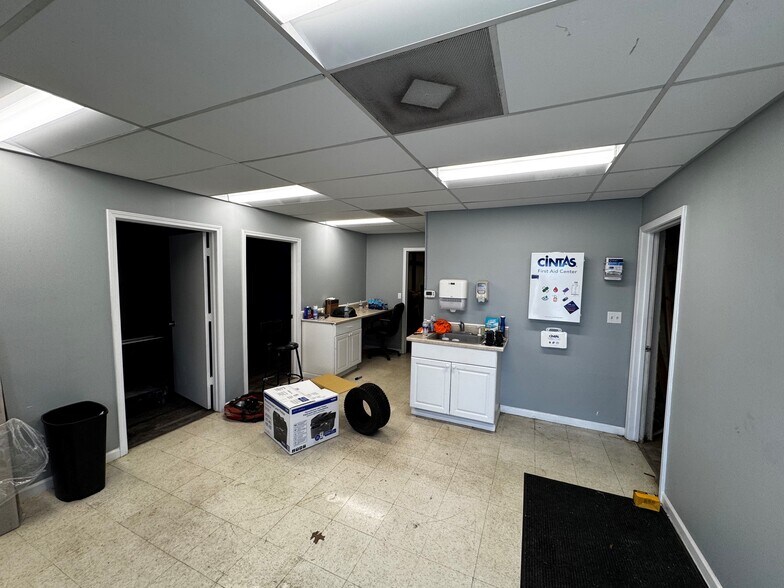 More Photos Of 1210-1212 NW Valley Ridge Dr, Grain Vly, Grain Valley Warehouse For Lease