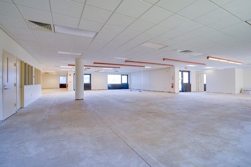 More Photos Of 275 Portsmouth Ave, Stratham Light Manufacturing For Sale