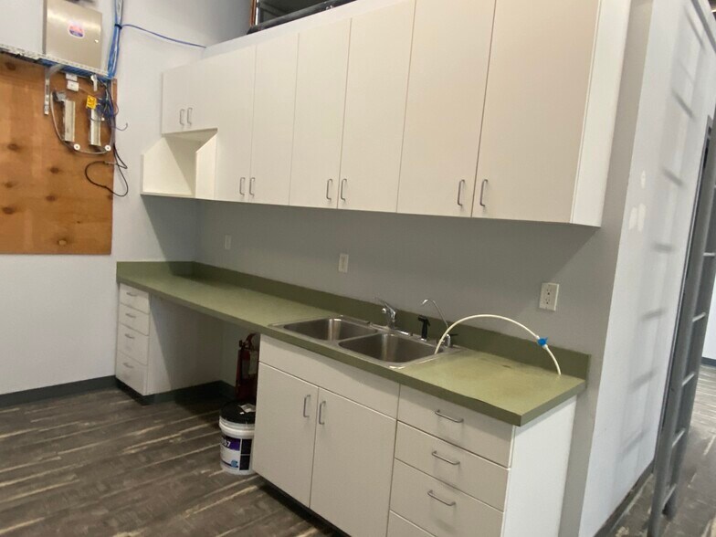 More Photos Of 360 S Adkins Way, Meridian Showroom For Lease