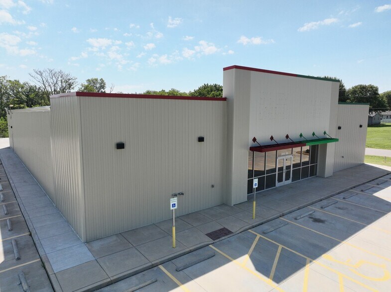 More Photos Of 309 E 9th St, Peabody Storefront For Sale