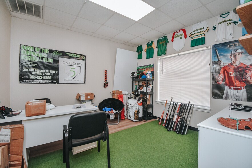 More Photos Of 305 Sam Houston Dr, Victoria Storefront For Lease
