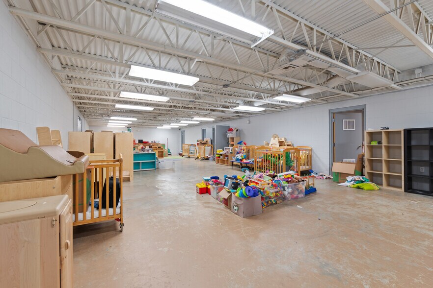 More Photos Of 185 Rebecca St, Gentry Office For Lease