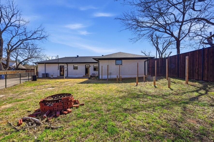 More Photos Of 1927 W Arkansas Ln, Pantego Light Manufacturing For Sale