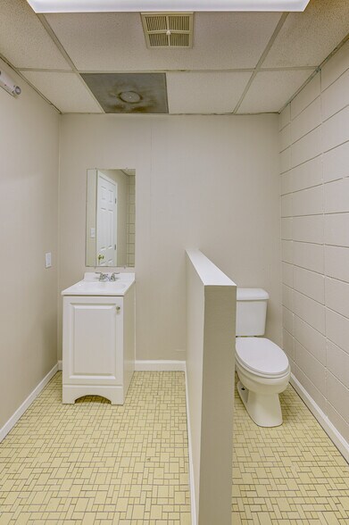 More Photos Of 6889 Paxton Rd, Vicksburg Office For Sale