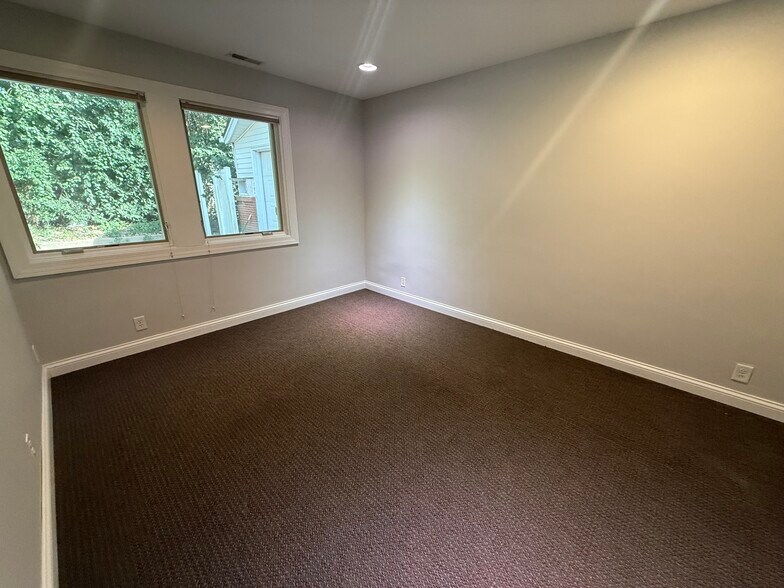 More Photos Of 806 Penny Ave, East Dundee Storefront Retail Office For Lease