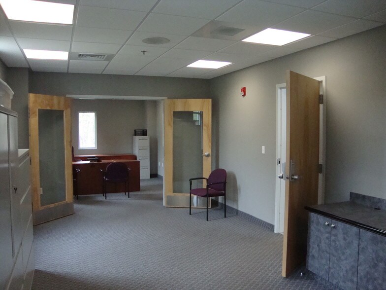 More Photos Of 282 N Broadway, Salem Auto Dealership For Lease